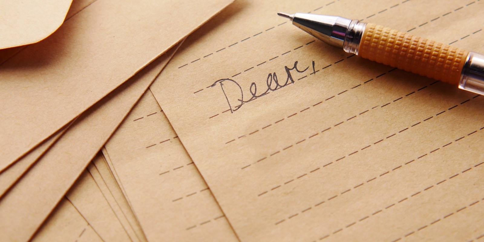 Psací pero na papíru s výpovědí